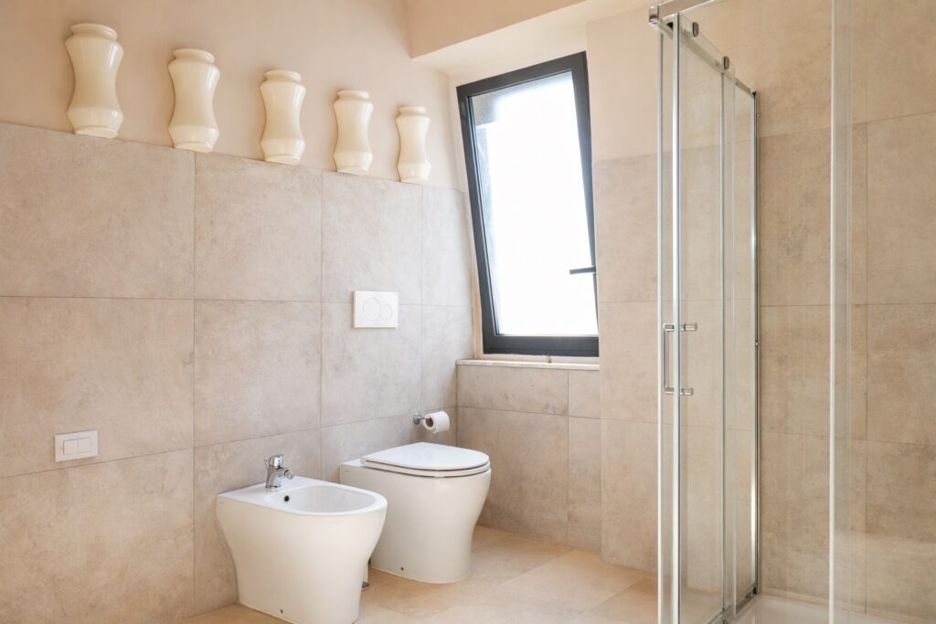 Bagno_moderno_con_luce_naturale
