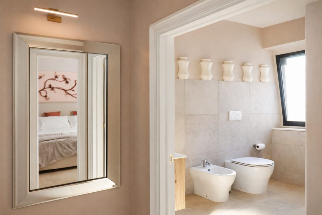 Interno_di_casa_con_specchio_e_bagno