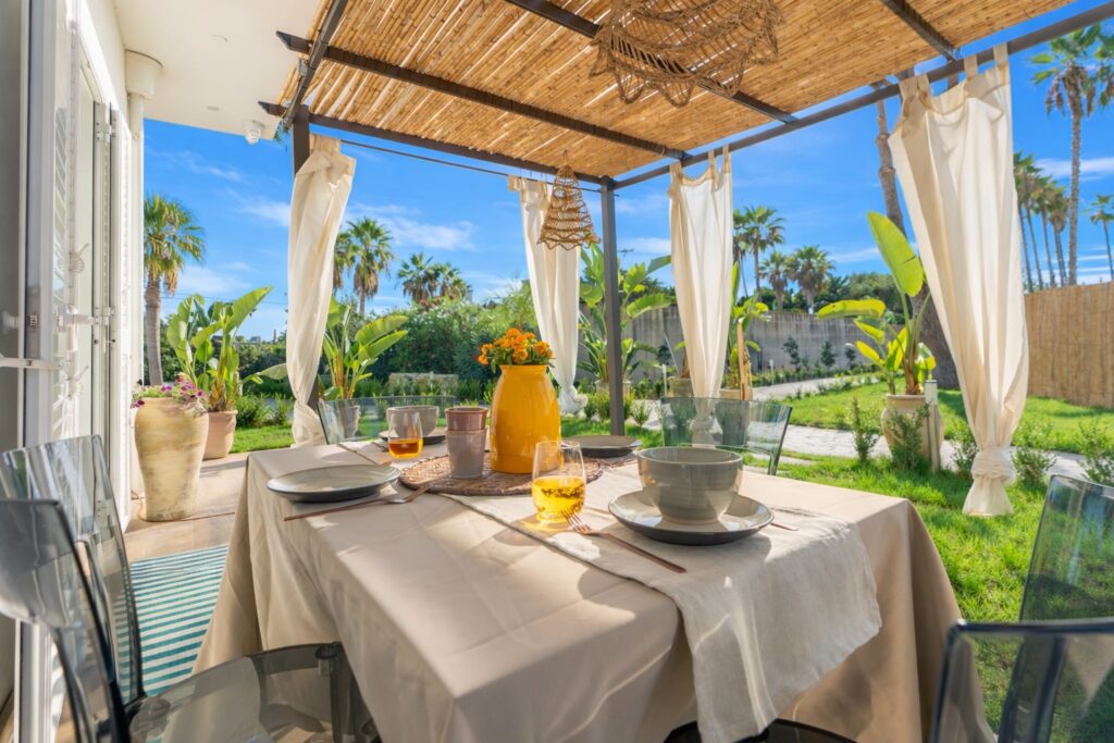 Pranzo_all_aperto_sotto_il_pergolato